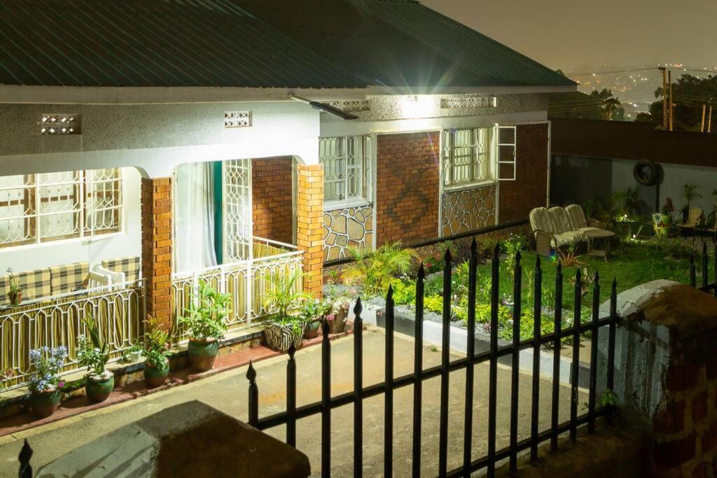 City Oasis By Siima _ Hidden Gem City Family Home Kampala Buitenkant foto