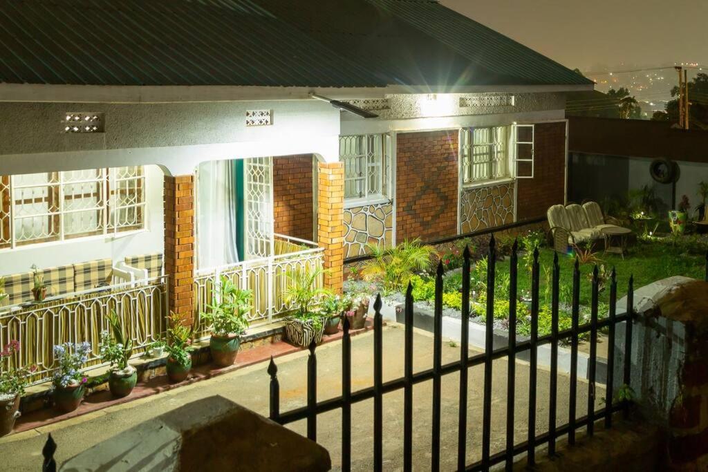 City Oasis By Siima _ Hidden Gem City Family Home Kampala Buitenkant foto